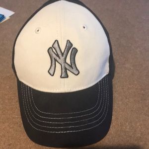 Newborn fitted yankee hat